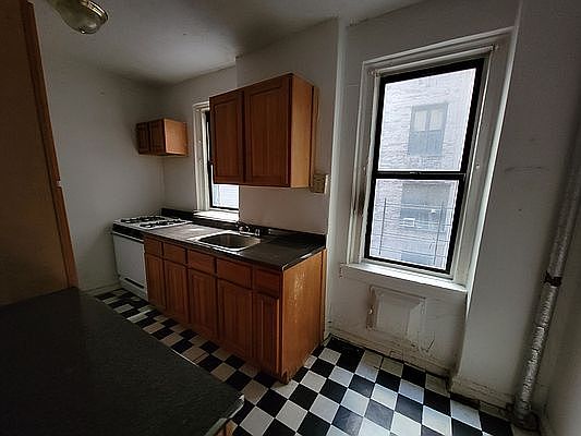 2nd image of 416 E 17th St #G1