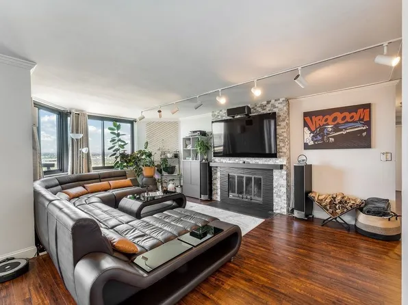 2110 Harmon Cove Tower image 4 of 50