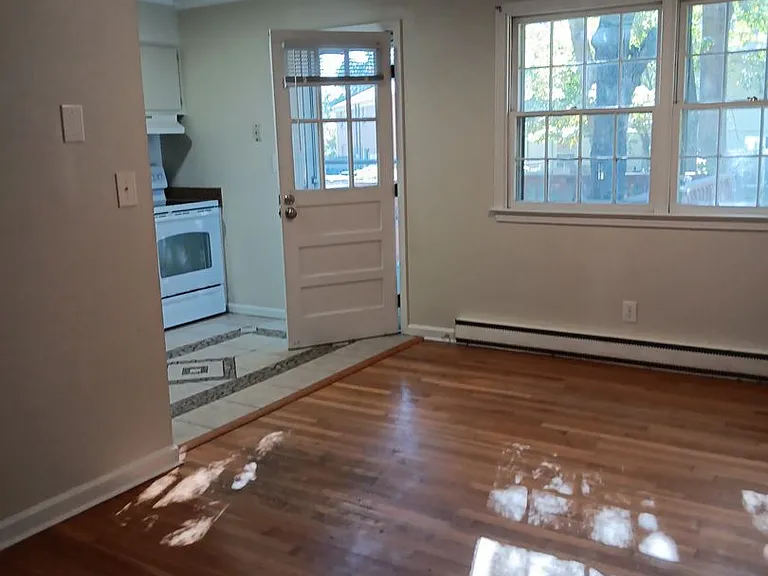 110 Middlesex Dr — Photo 9