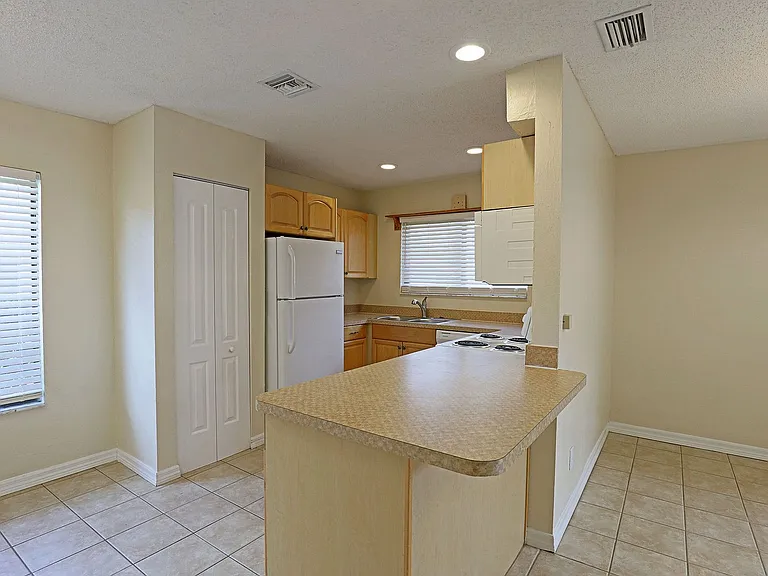 1420 Park Shore Cir #3 — Photo 4