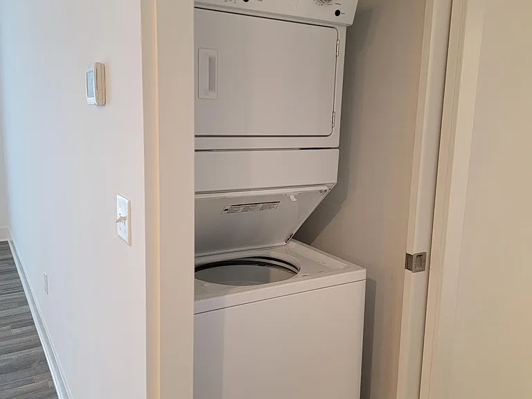 End Unit - Washer & Dryer In Unit