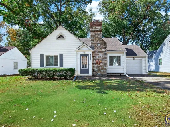 1843 SW Pembroke Ln, Topeka, KS 66604