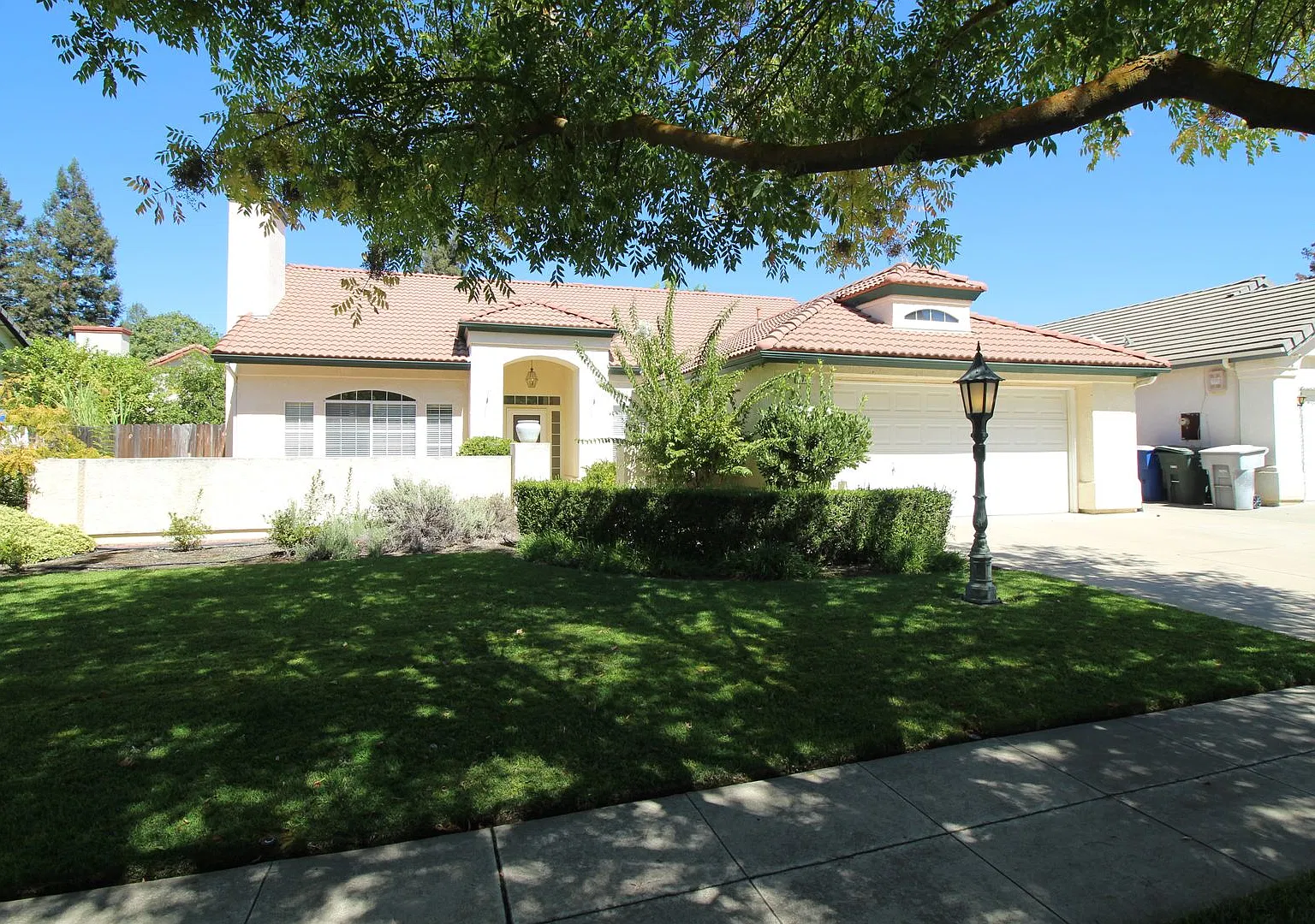 Clovis Home across from a community park — Photo 2