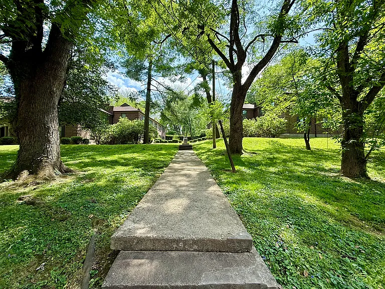 2466 Grinstead Dr — Photo 42