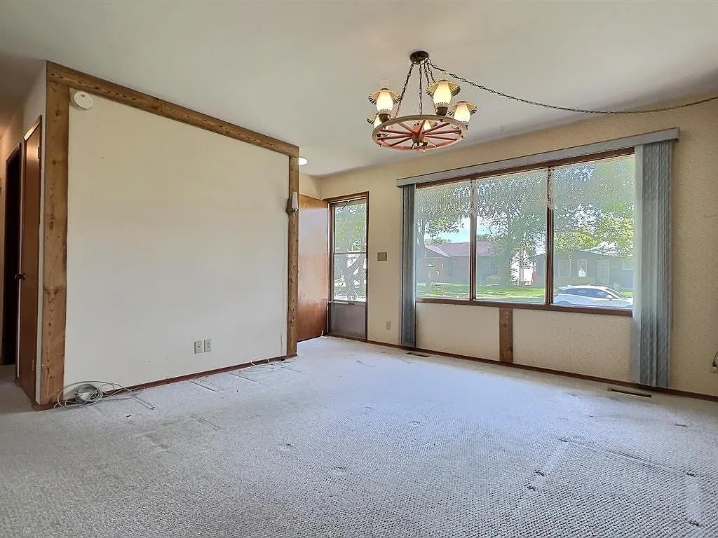 827 Barry Avenue — Photo 3