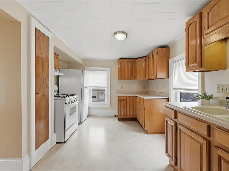 28 School St #2 — Photo 5
