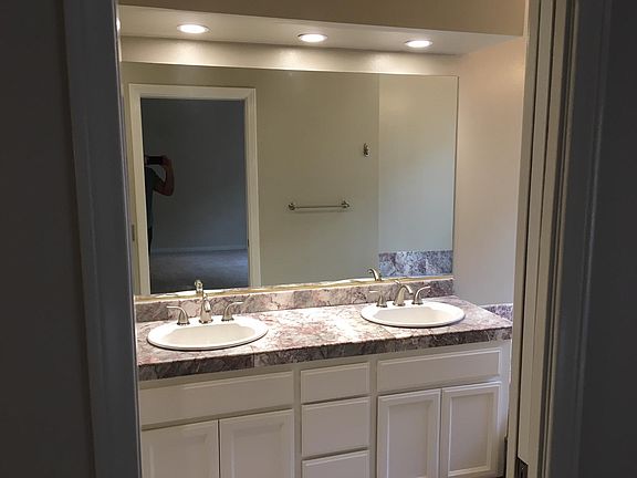 5th image of 3029 E Hillcrest Dr