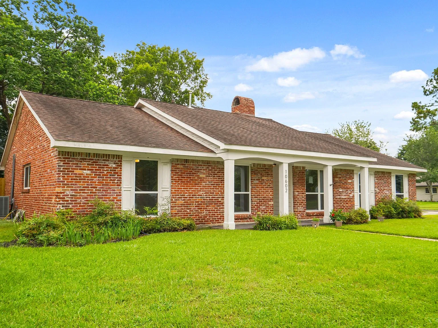4 bed, 2.0 bath, 2002 sqft, $2,950 — Photo 3