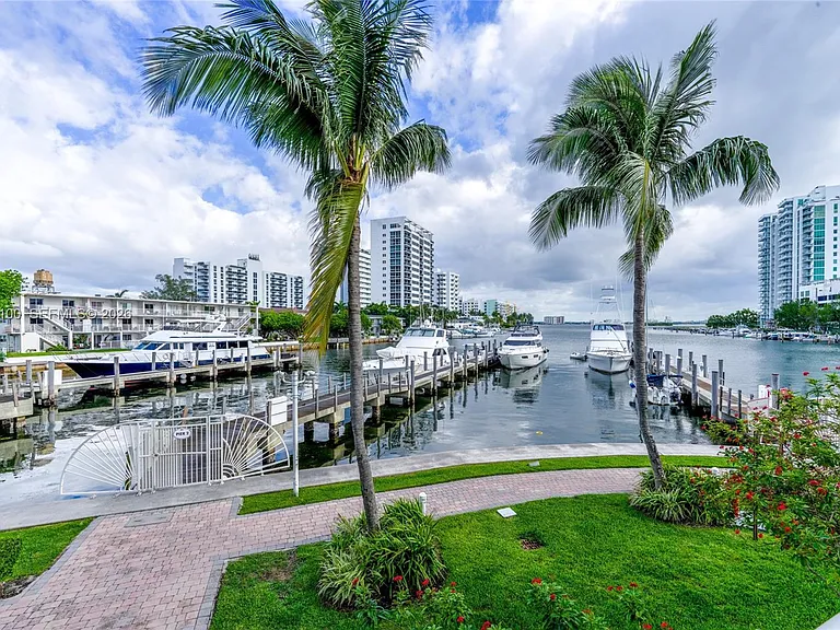 7914 Harbor Island Dr #106 — Photo 39