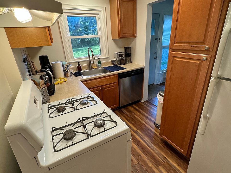 Kitchen (now has stainless refrigerator)