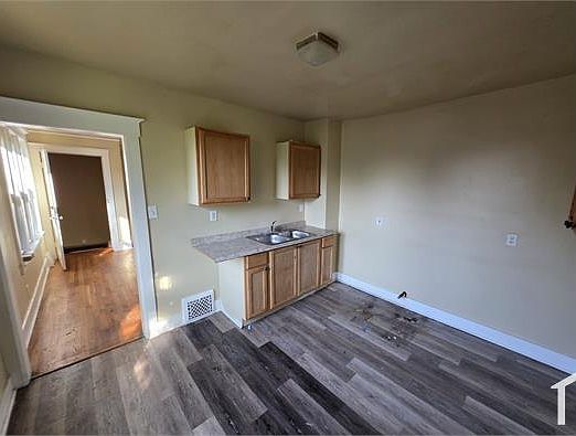 4th image of 3032 Hurlbut Ave