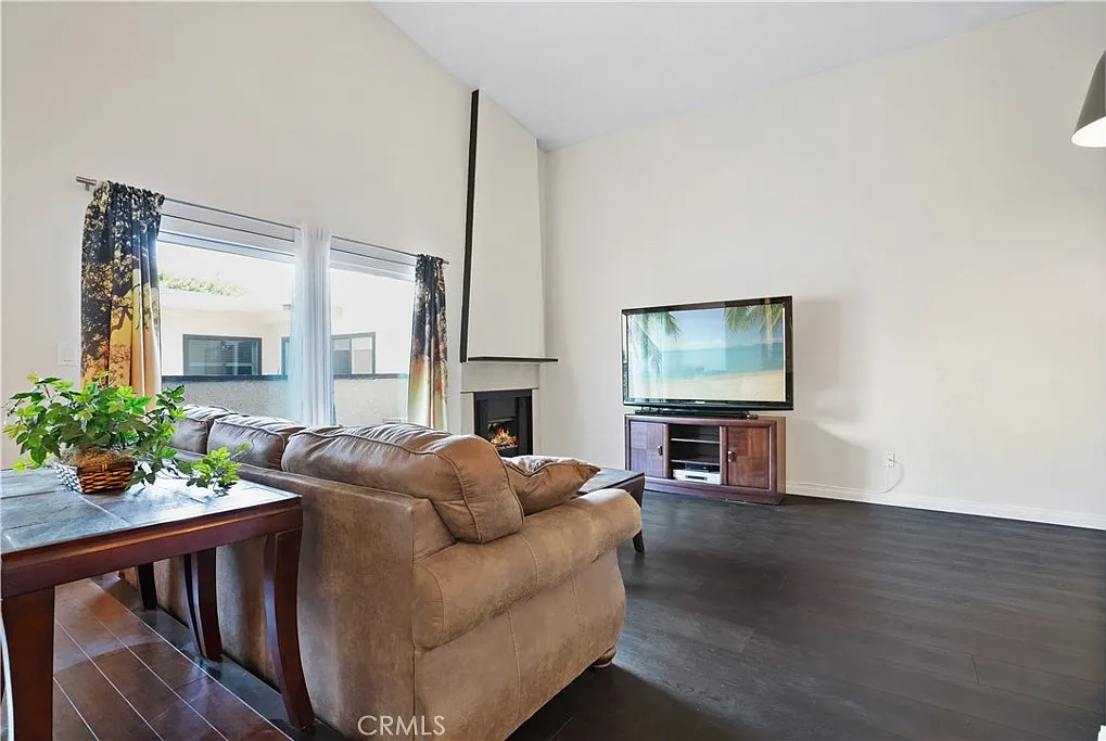 1 bed, 928 sqft, $2,600 — Photo 3