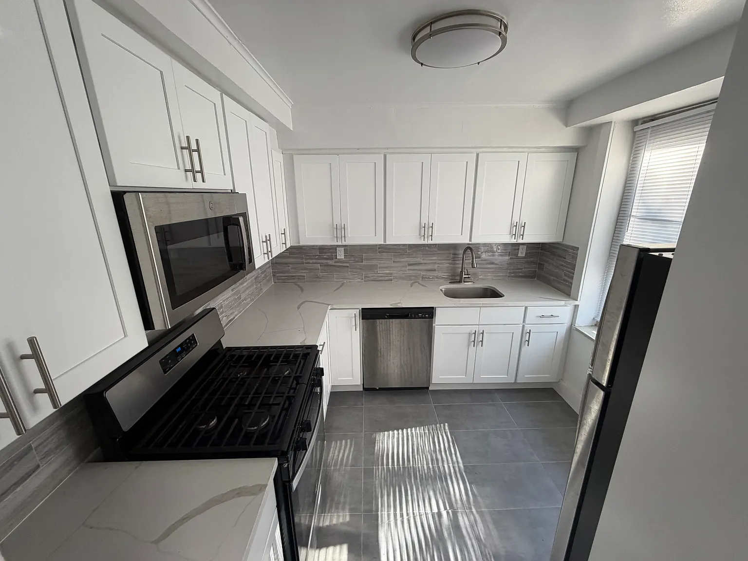 186th Ln — Photo 3