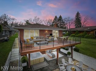 2860 Orange Grove Rd, Waterford, MI 48329