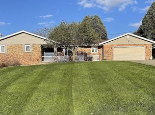 206 Riverview Dr, Vinton, IA 52349