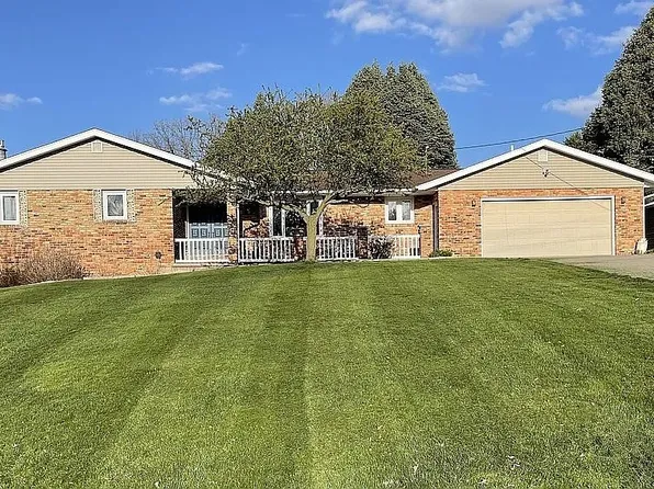 206 Riverview Dr, Vinton, IA 52349