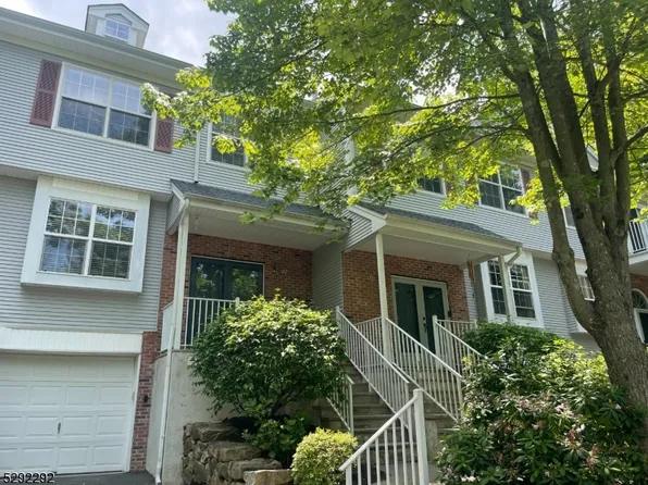 27 Spruce Ter, Mount Arlington Boro, NJ 07856