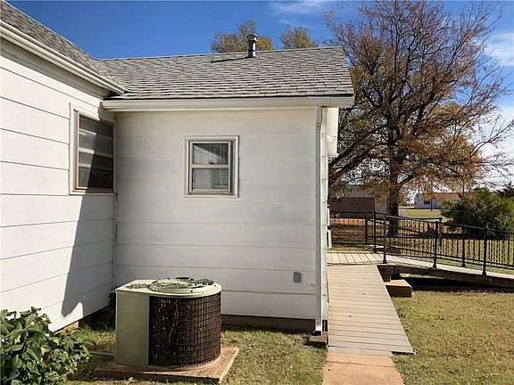 4th image of 303 E Main