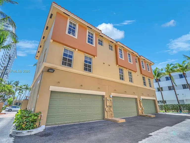 2065 S Ocean Dr #Townhouse 1 — Photo 2
