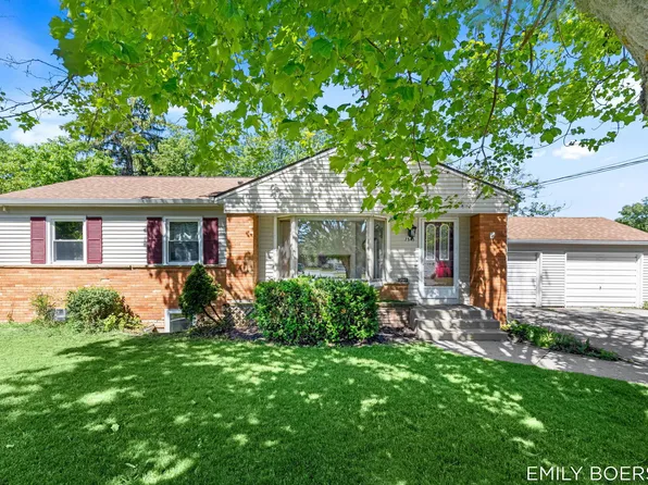 7543 Walnut Ave, Jenison, MI 49428