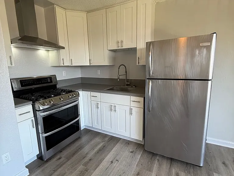 832 W 81st St — Photo 7
