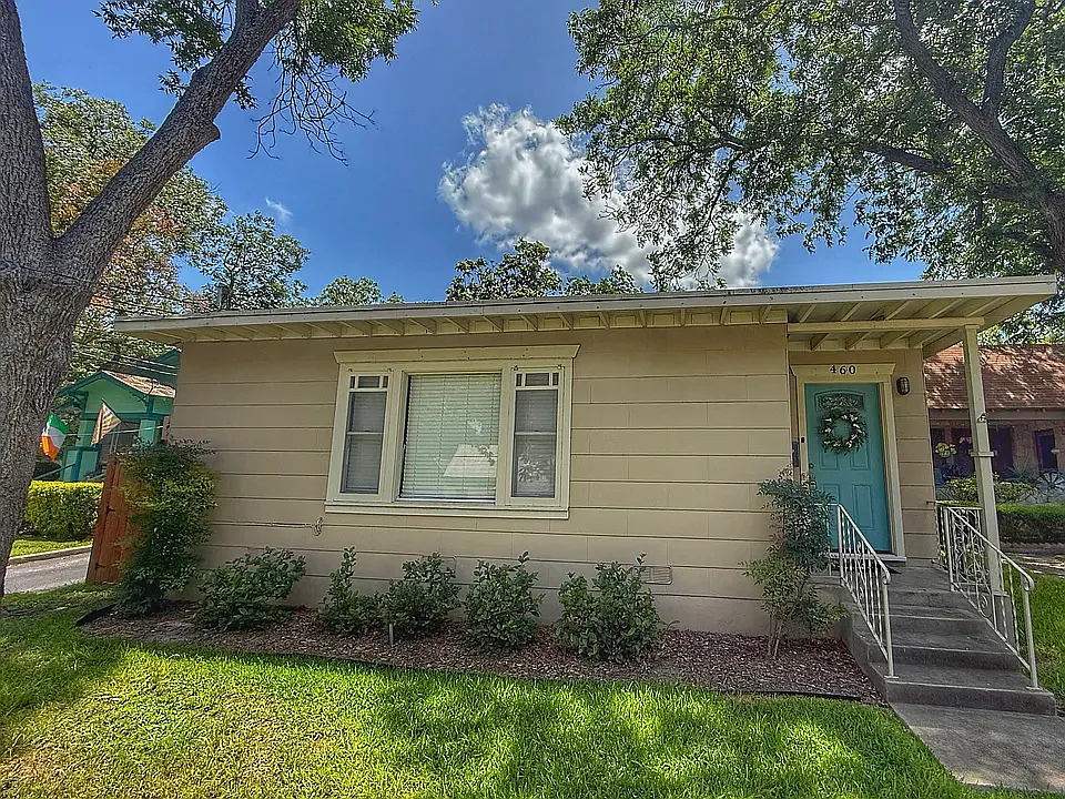 2 bed, 1.5 bath, 825 sqft, $1,495 — Photo 1