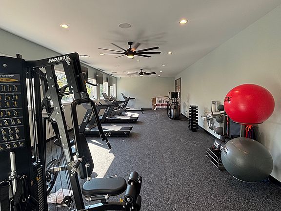 24/7 fitness room
