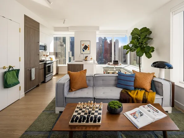 550 10th Avenue image 2 of 14