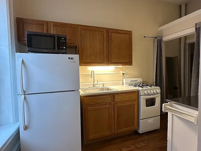 922 W 3rd St — Photo 13