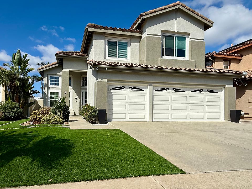 Artificial lawn and succulents in front and backyard