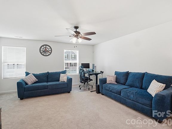 3rd image of 923 Taybyn Rd