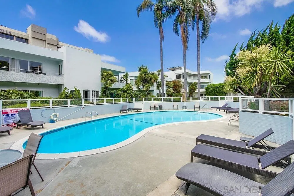 2352 Torrey Pines Rd — Photo 2