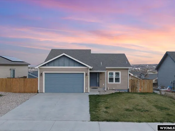 955 S 4th Avenue, Mills, WY 82644