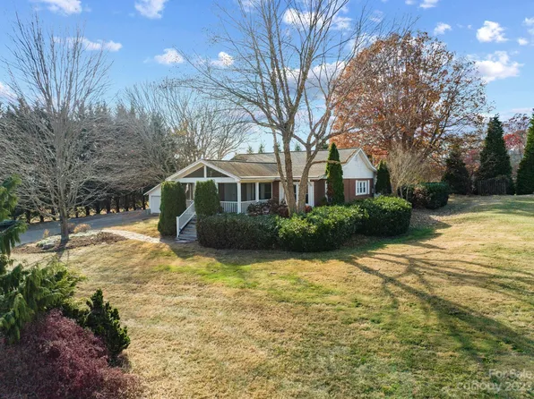 26 Wills Ln, Candler, NC 28715