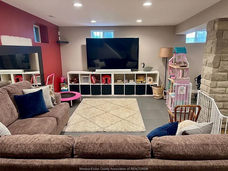 338 Barry Ave — Photo 16