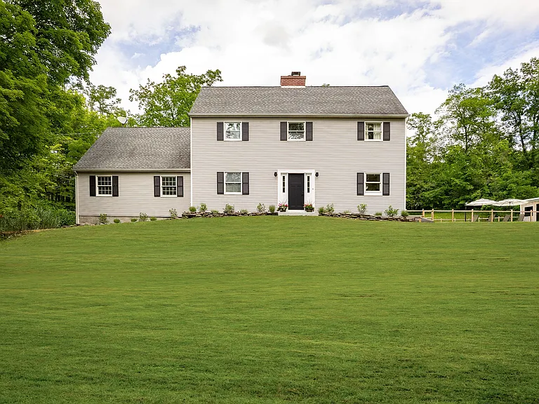 4 Cove Rd — Photo 1