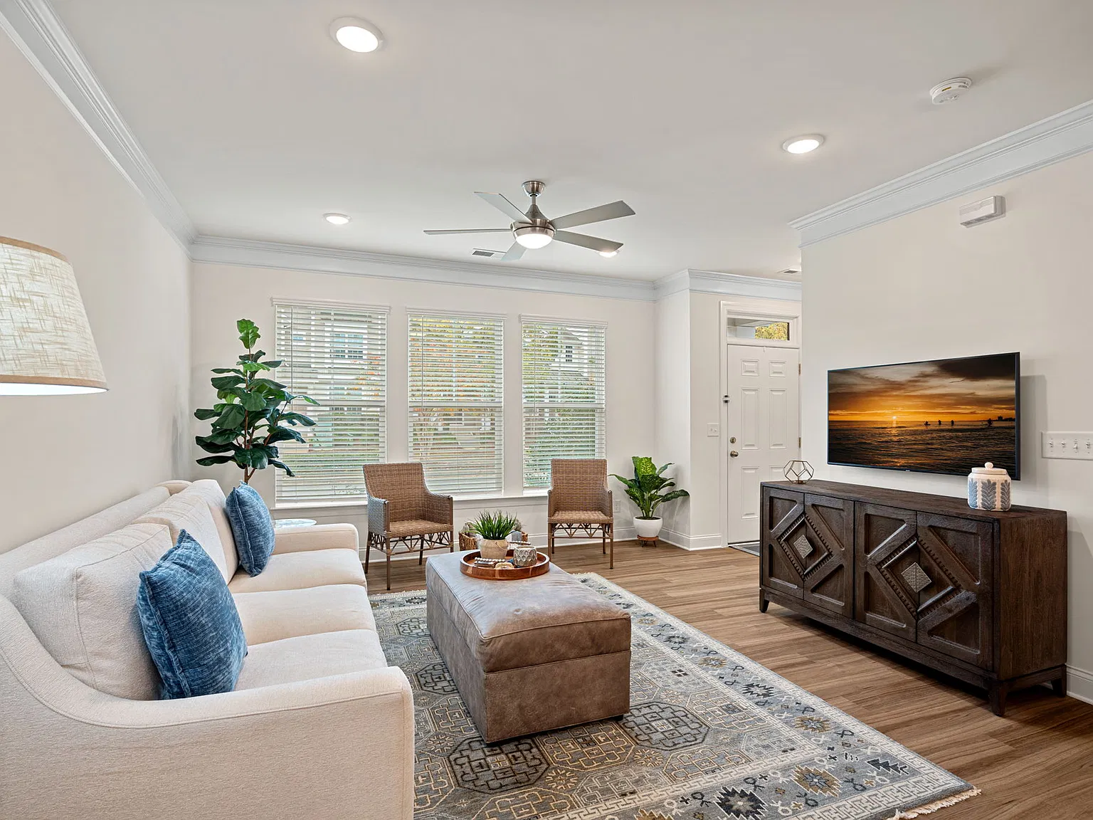 2 bed, 2.5 bath, 1684 sqft, $2,400 — Photo 2
