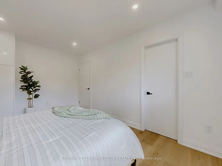2240 Springfield Ct — Photo 16