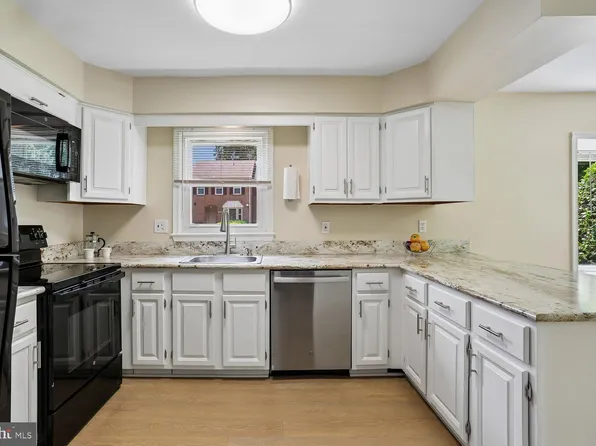 7561 Heatherton Ln, Rockville, MD 20854