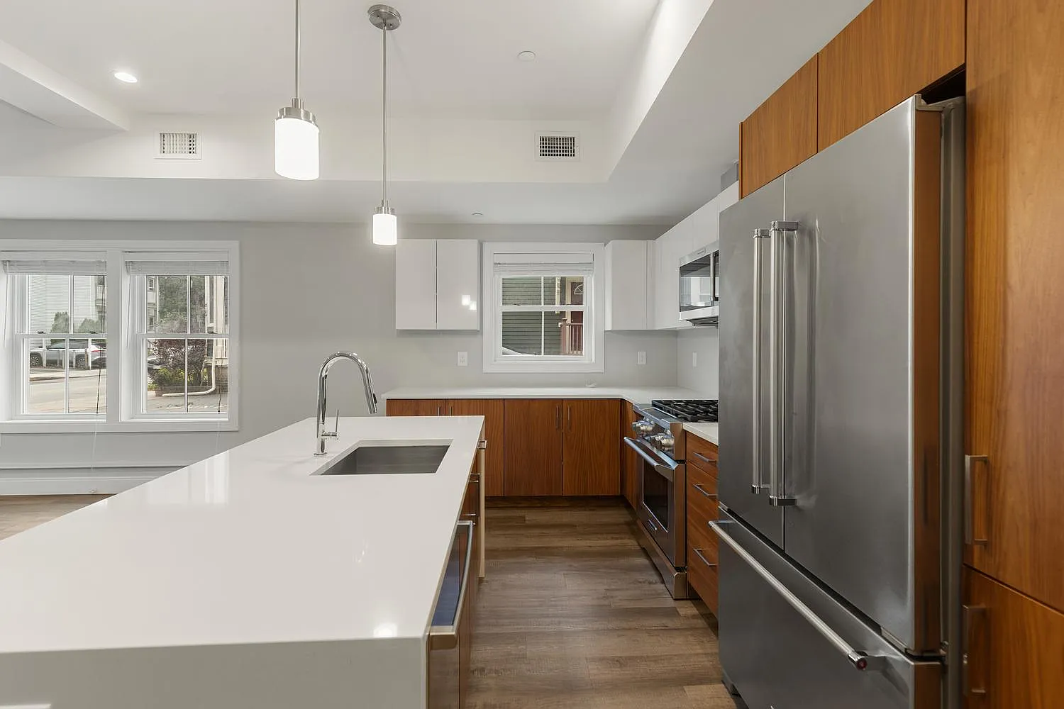 3 bed, 2.5 bath, 1408 sqft, $6,100 — Photo 2