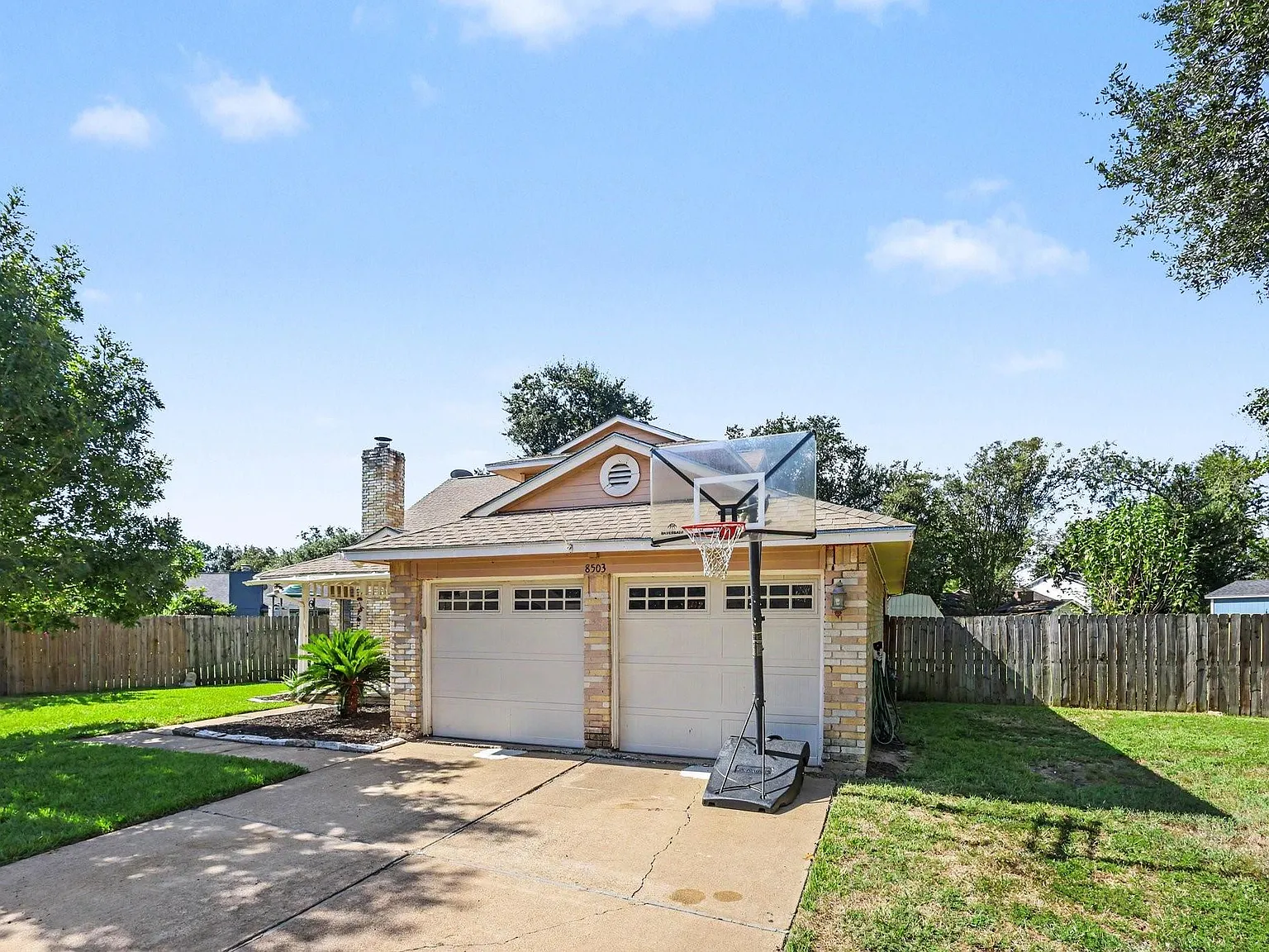 3 bed, 2.5 bath, 2014 sqft, $2,100 — Photo 2