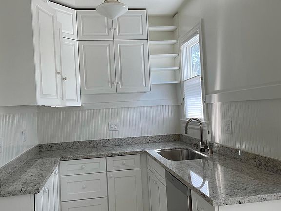 kitchen w. granite counters