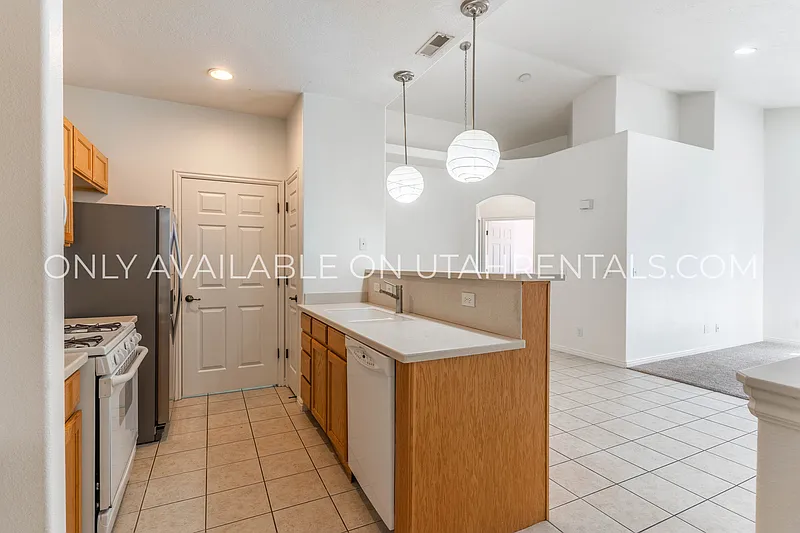 2 bed, 2.0 bath, 1071 sqft, $1,550 — Photo 2
