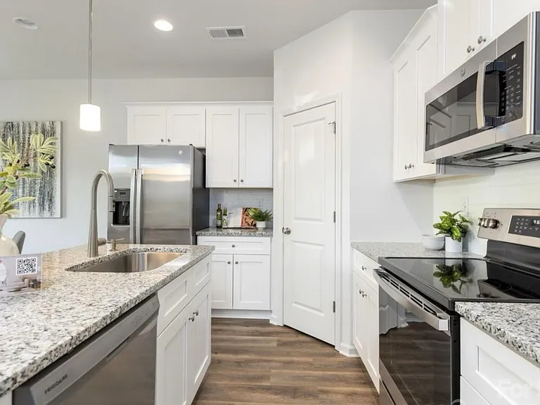 2633 Capitol Dr — Photo 4
