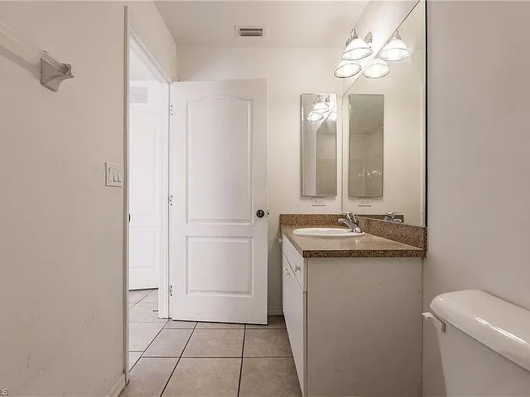 1627 NE 7th Pl — Photo 15