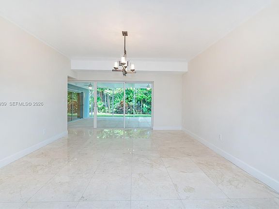 5th image of 310 Harbor Ct