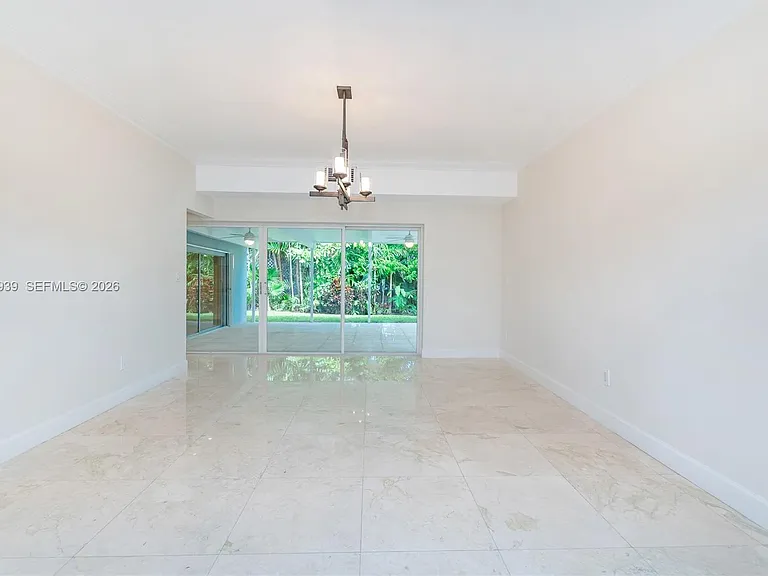 310 Harbor Ct — Photo 5
