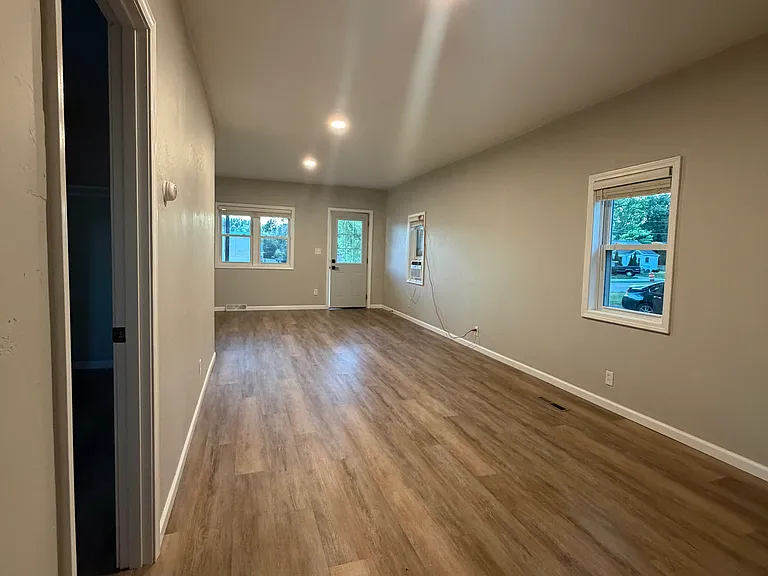 2317 Glendale Ave — Photo 2