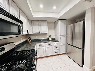 3rd image of 2447 Huntington Dr APT 8