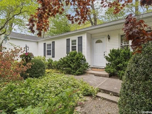 6 Southwood Drive, Miller Place, NY 11764